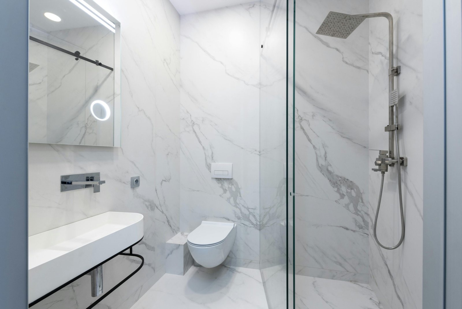 Douche à l’italienne et WC suspendu en marbre, installation sanitaire par Plombier Waterloo